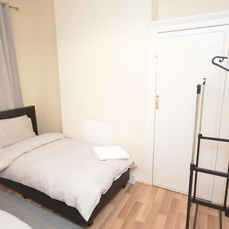 Cheerful 4 Bedroom House In Greater 런던 외부 사진