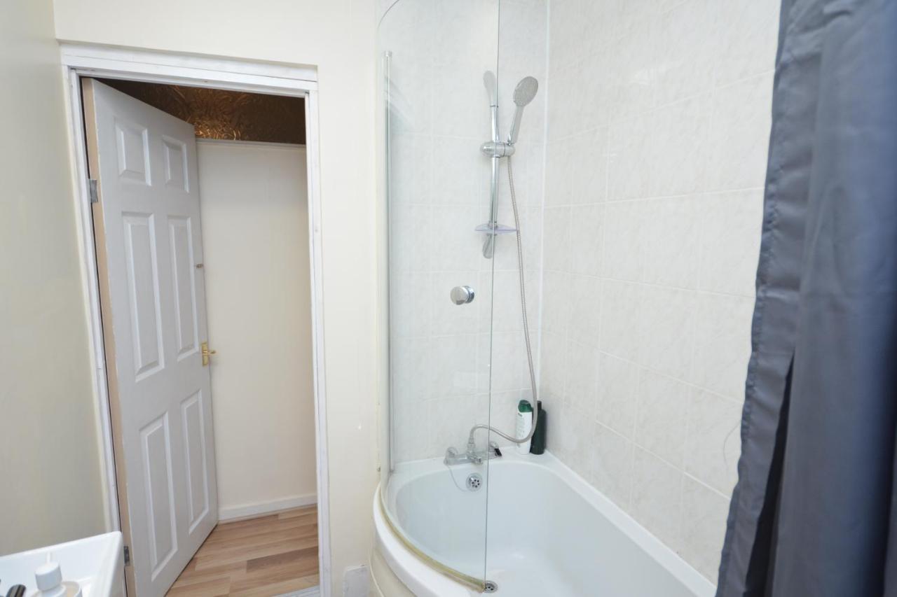 Cheerful 4 Bedroom House In Greater 런던 외부 사진